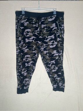 Plus size Camouflage Jogger Pants with zipper pockets and gathered bottoms. 3X.